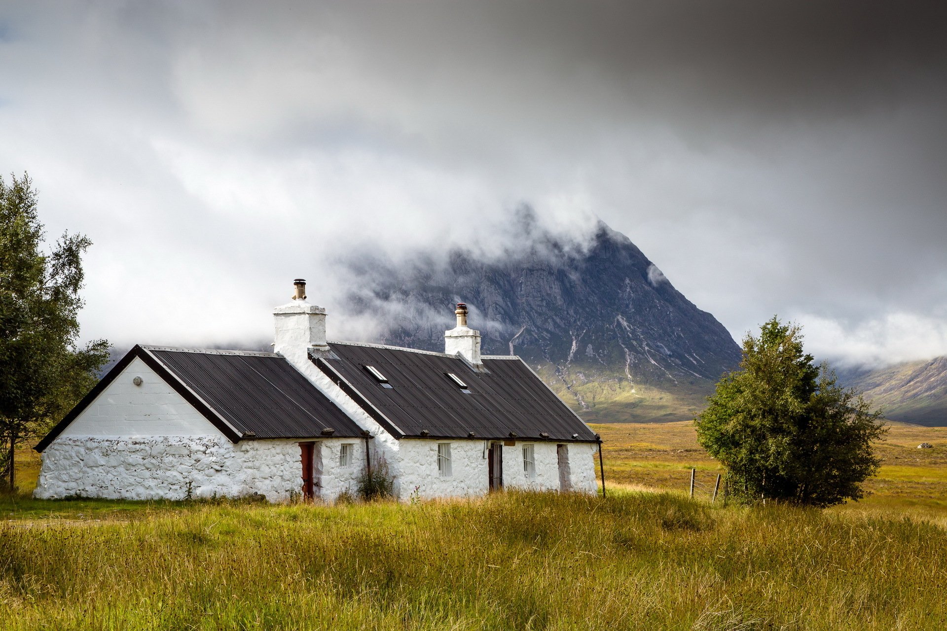 black rock cottage szkocja chmury