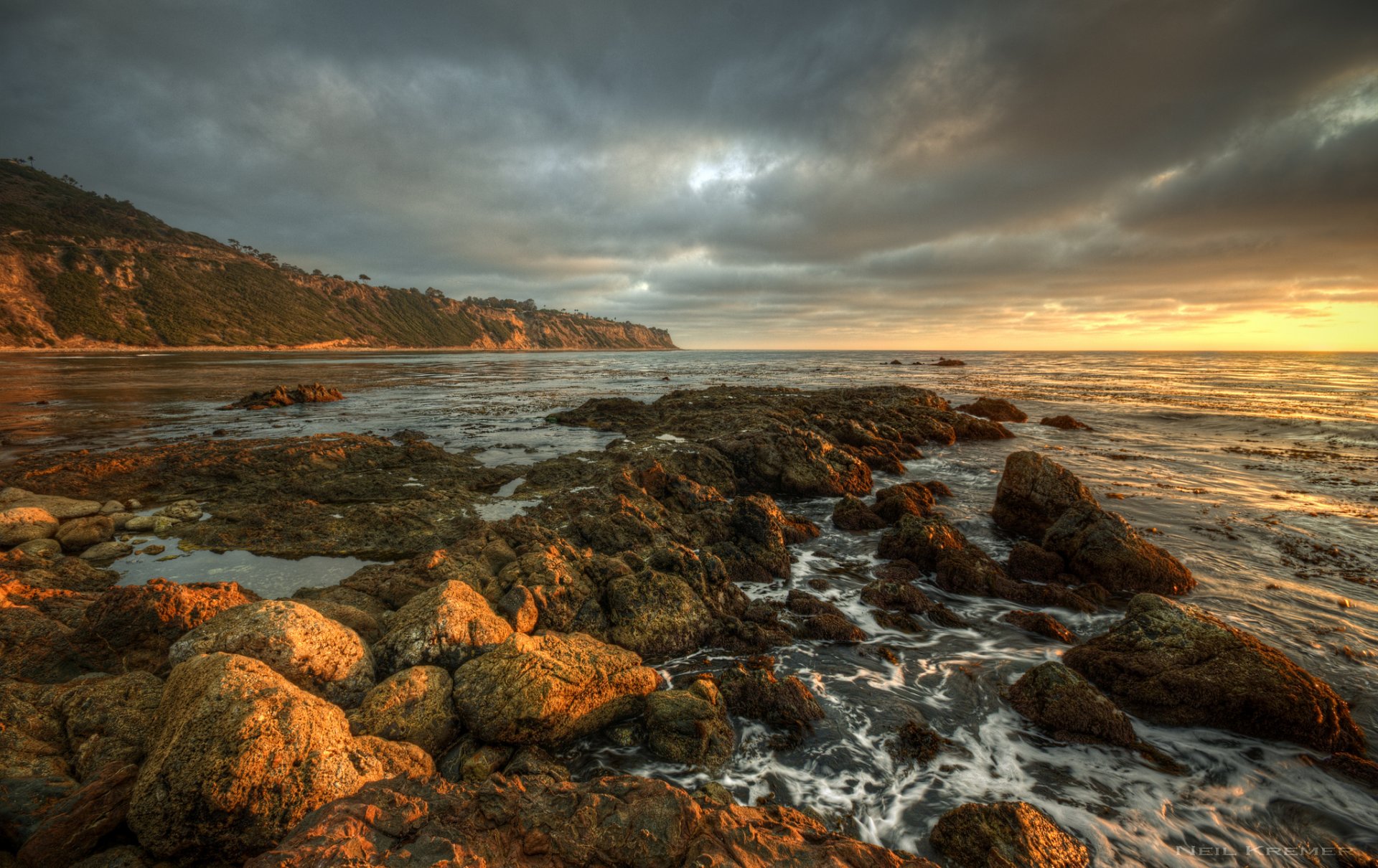 mare costa pietre nuvole tramonto