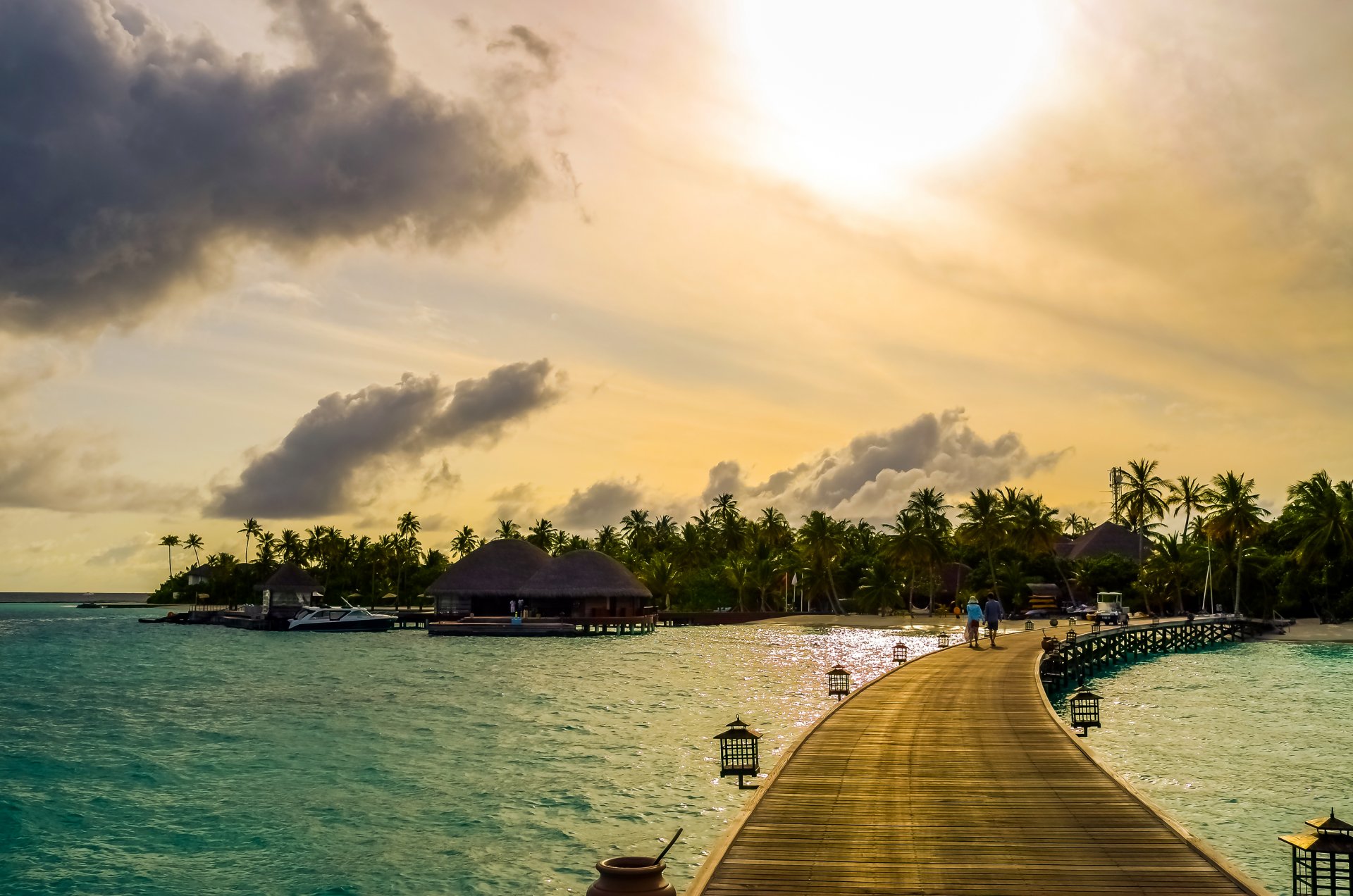 maldives tropiques mer côte palmiers bateaux quai bungalow