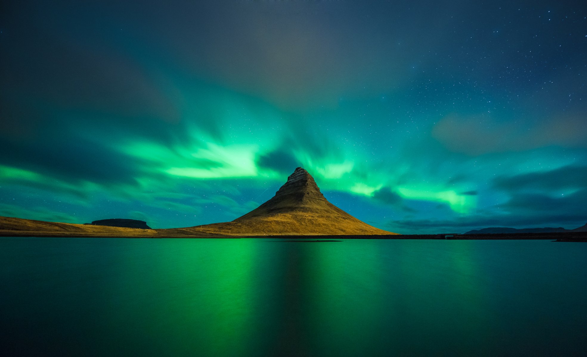 kirkjufell iceland radiance reflection slandia northern light