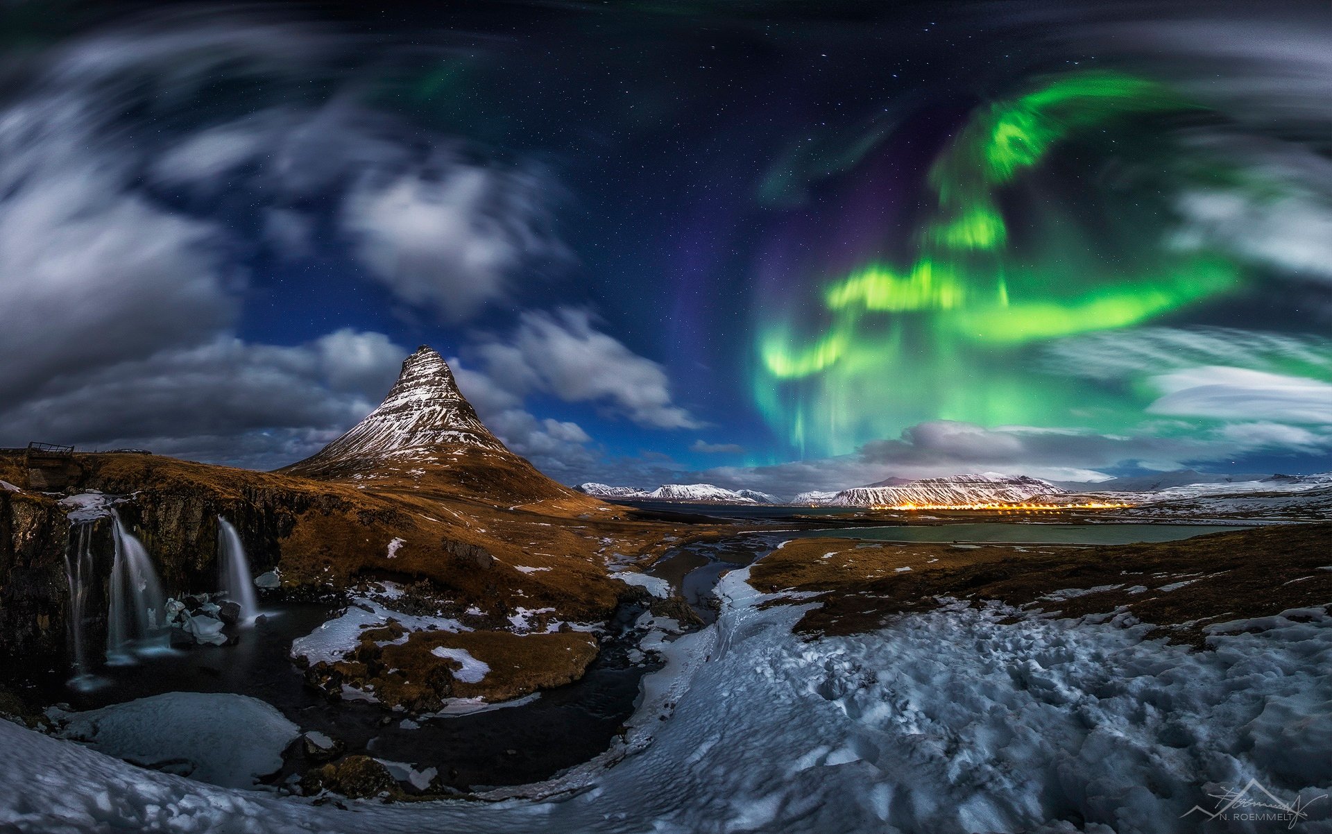 islandia kirkjufell góra wulkan klify wodospad śnieg noc zorza polarna gwiazdy chmury panorama