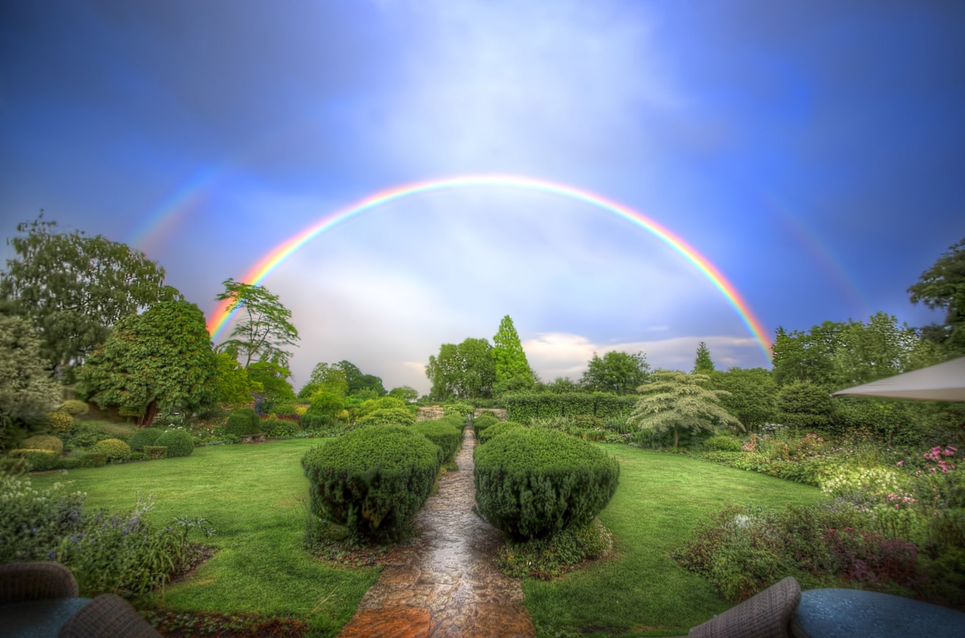 parco vicolo sentiero cespugli alberi cielo arcobaleno