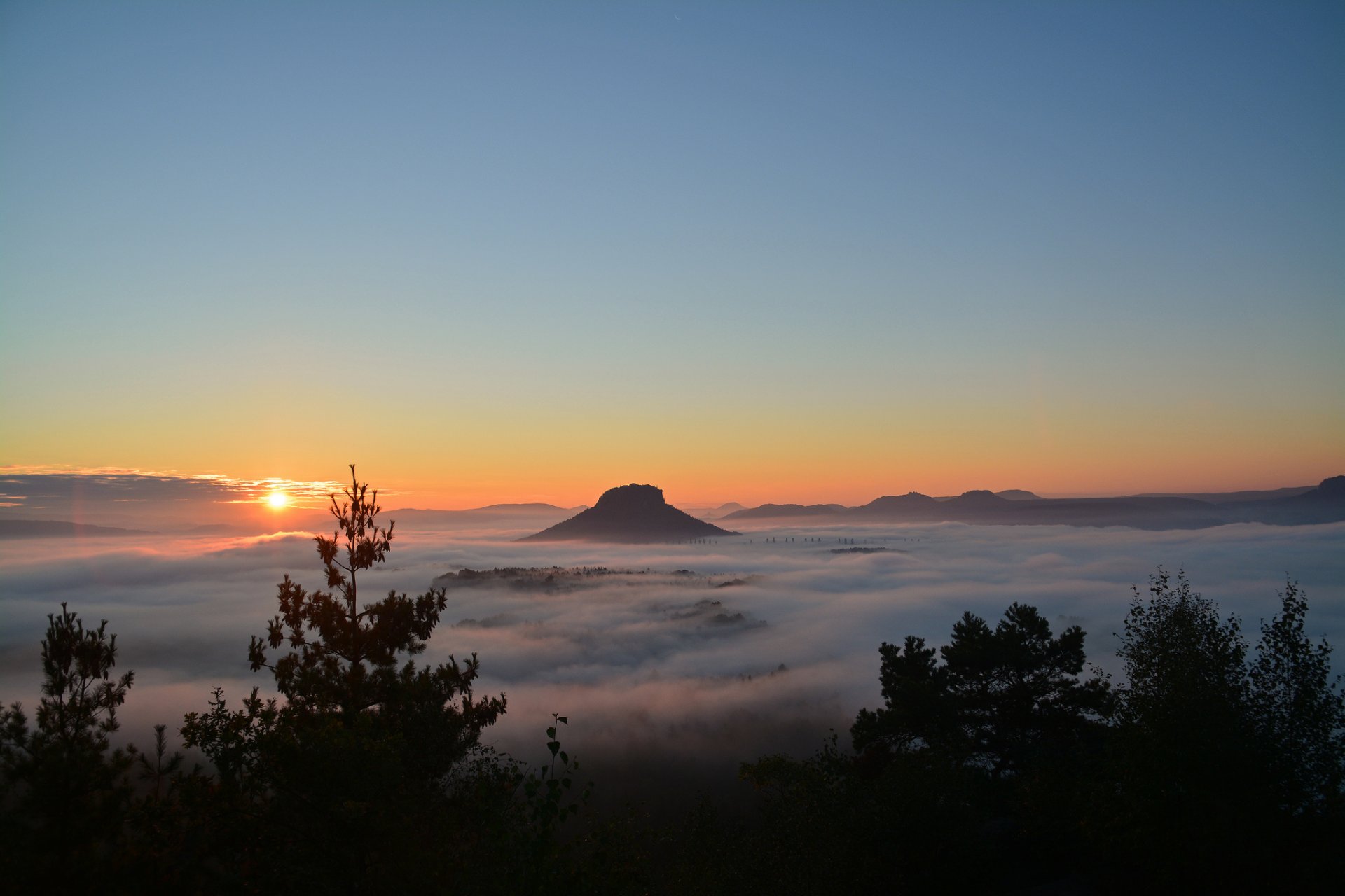 cielo montagna nuvole alberi tramonto nebbia