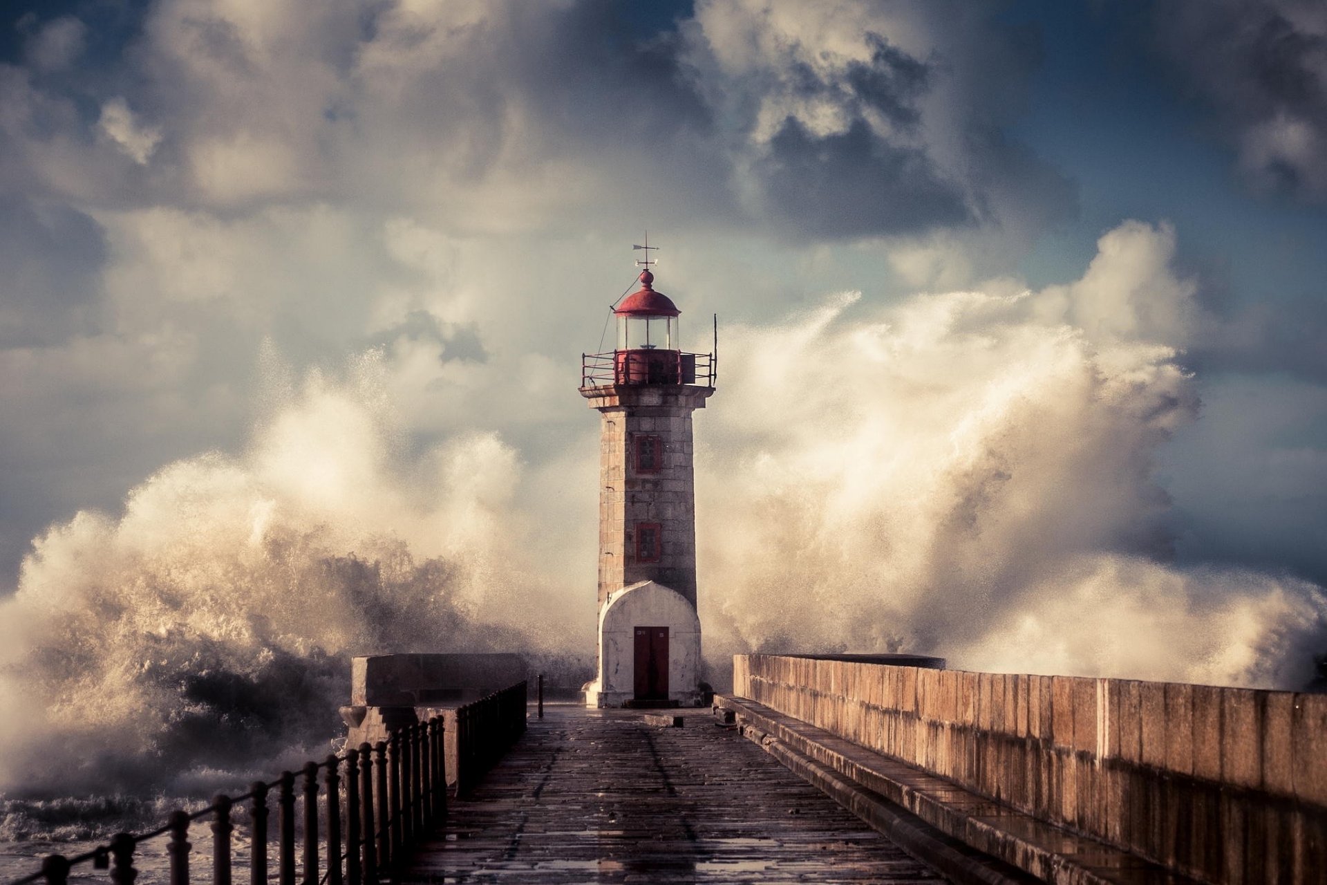 faro olas salpicaduras tormenta