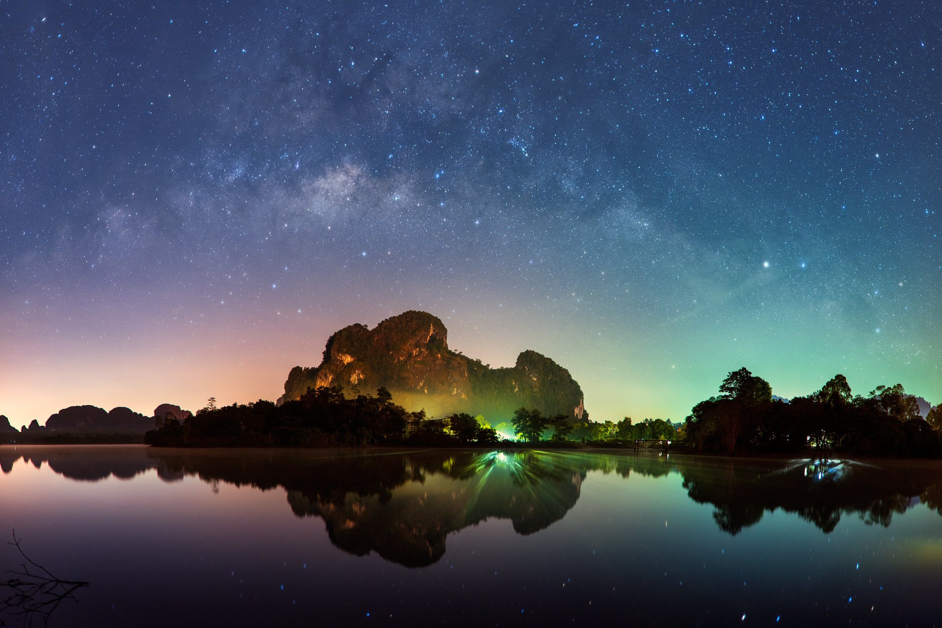 atomiczen thailandia krabi via lattea stelle notte cielo rocce spiaggia mare acqua lanterne thailandia baia di krabi montagne luci magico hd