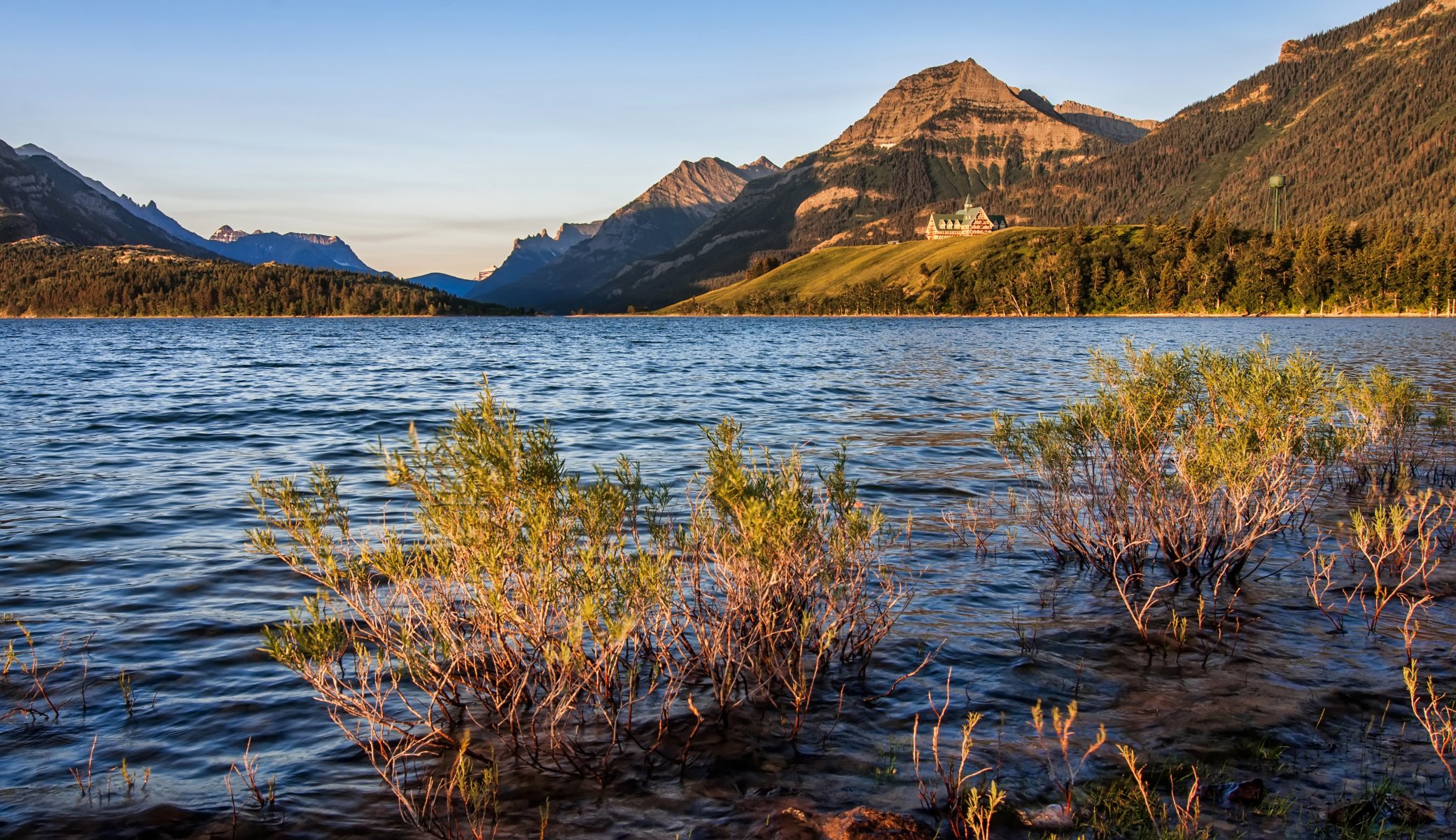 alberta canadá cielo montañas bosque árboles lago puesta del sol