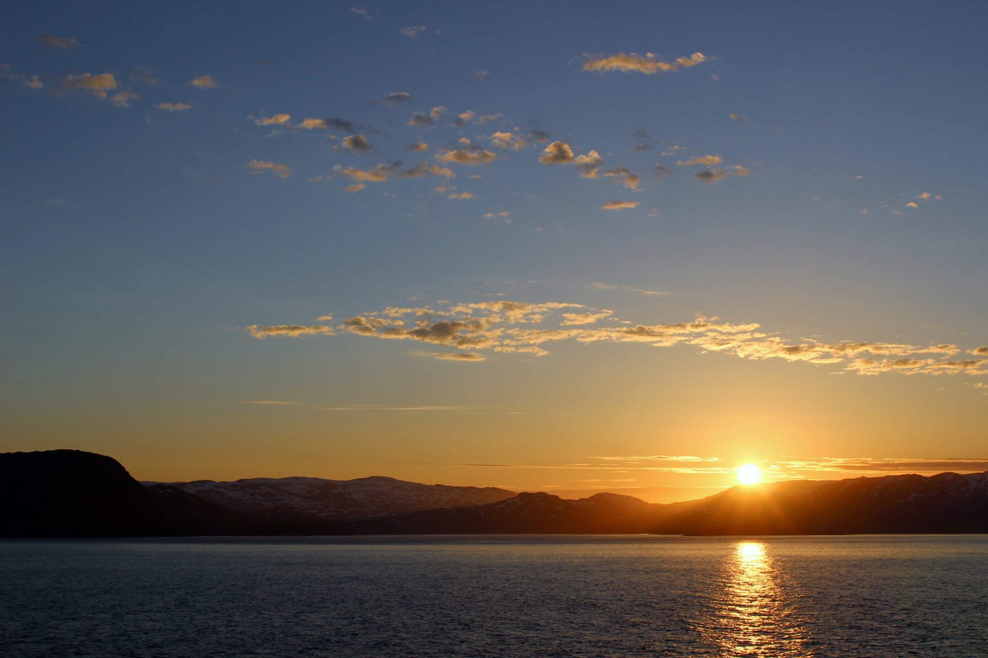 mare riva montagna cielo sole tramonto