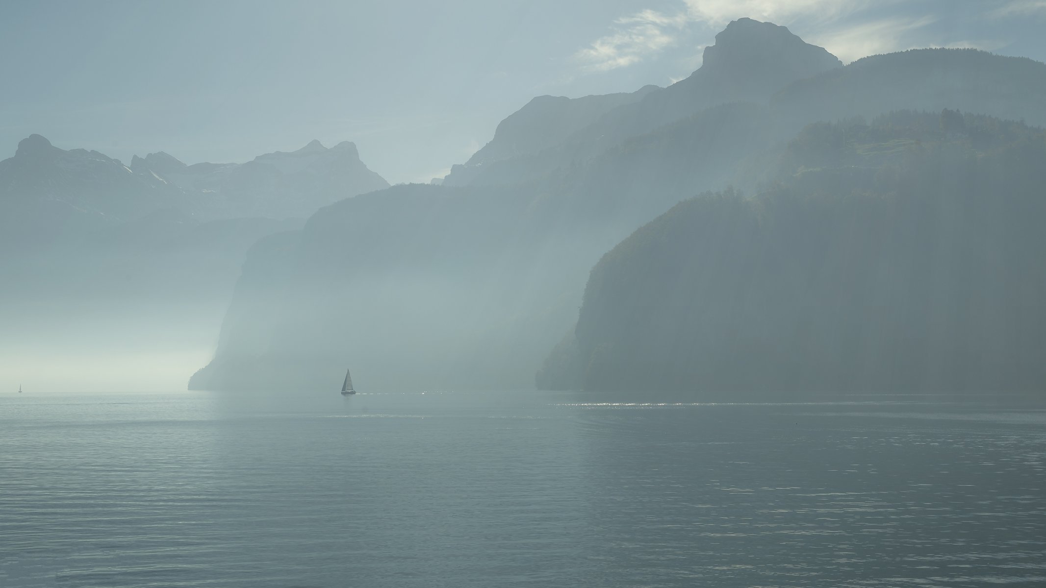 bauen canton d uri suisse lac de lucerne voilier matin brouillard