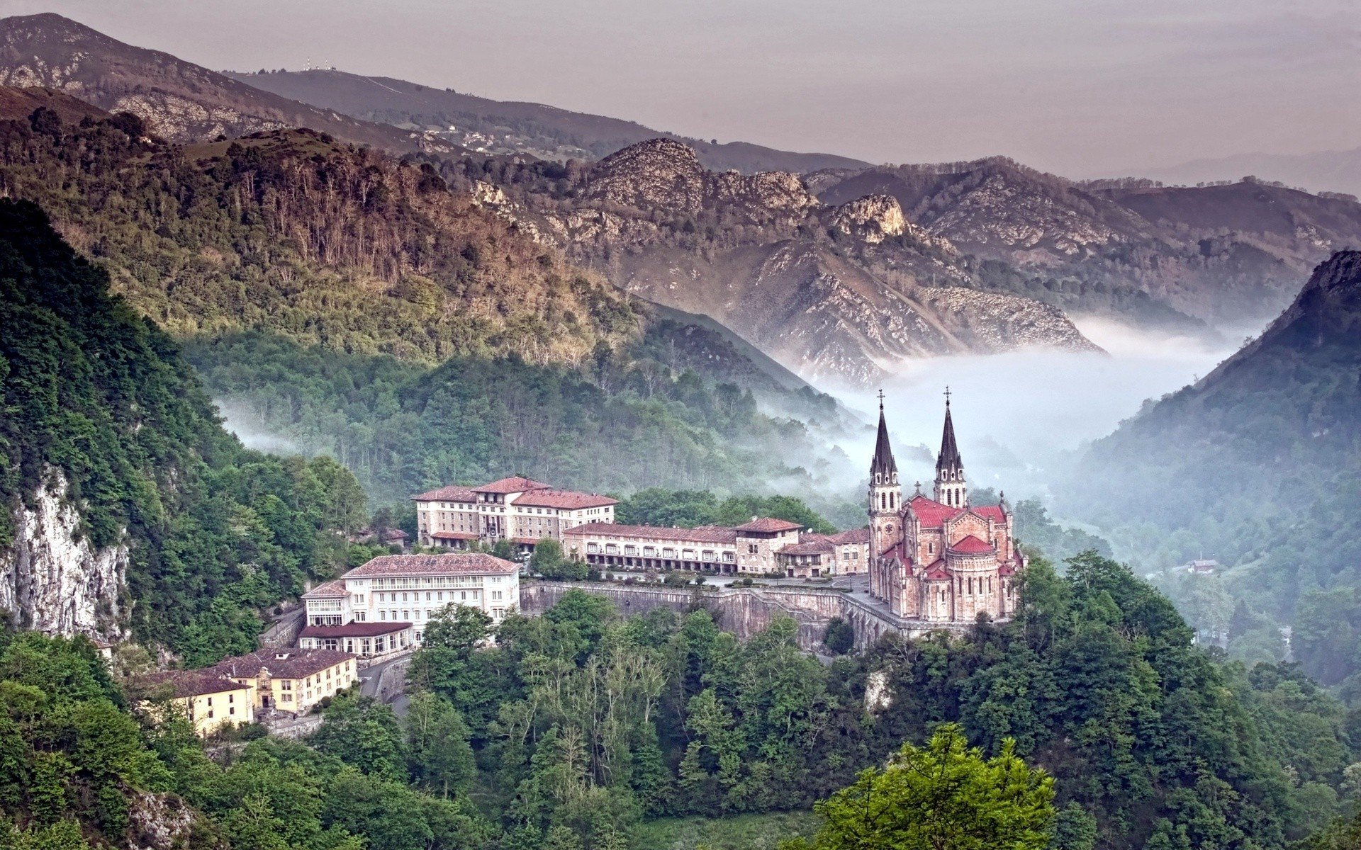 berge wald nebel gebäude covadonga schloss kathedrale asturien spanien picos de europ natur foto