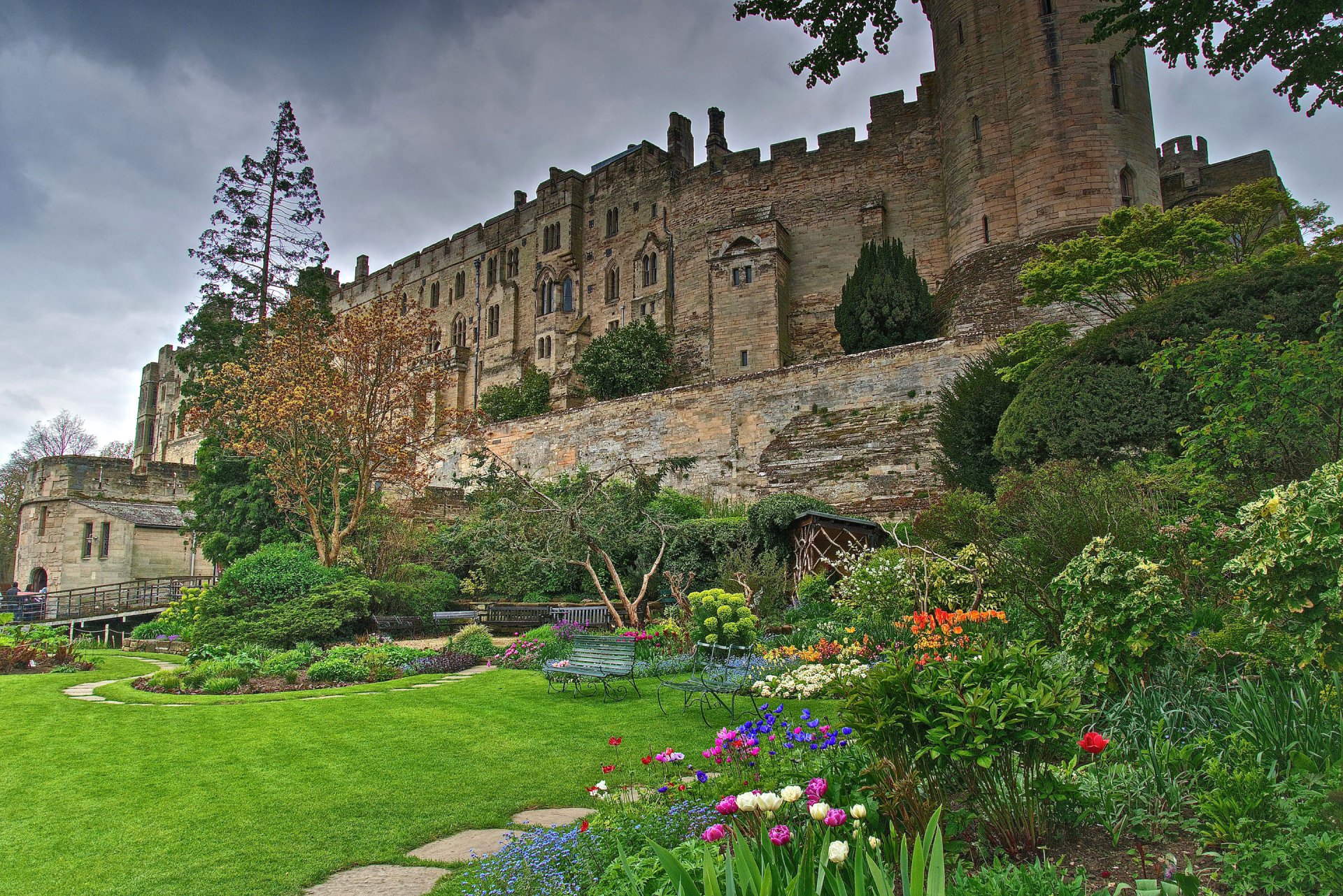 castello di warwick warwickshire inghilterra cielo nuvole parco alberi castello fiori cespugli