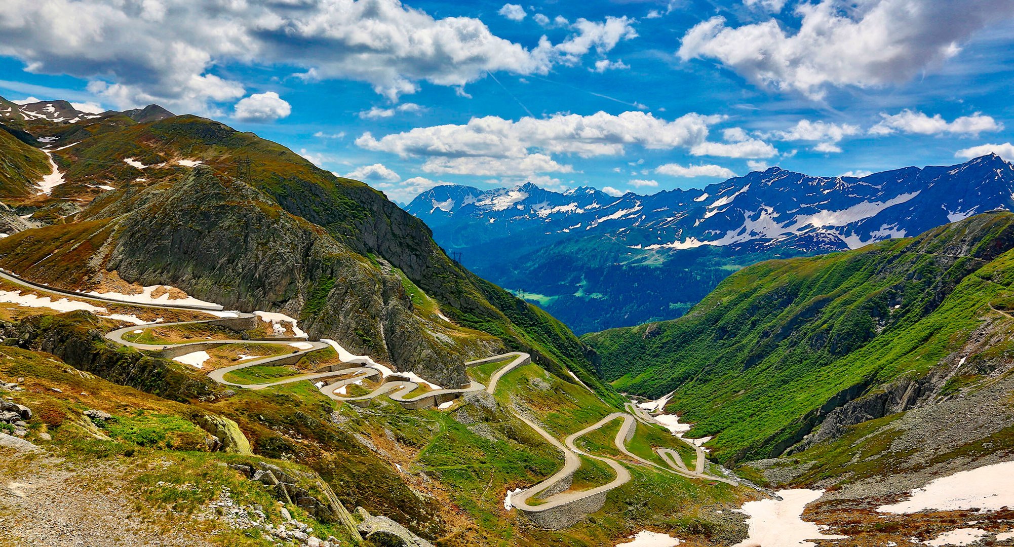 ciel nuages montagnes neige route serpentine