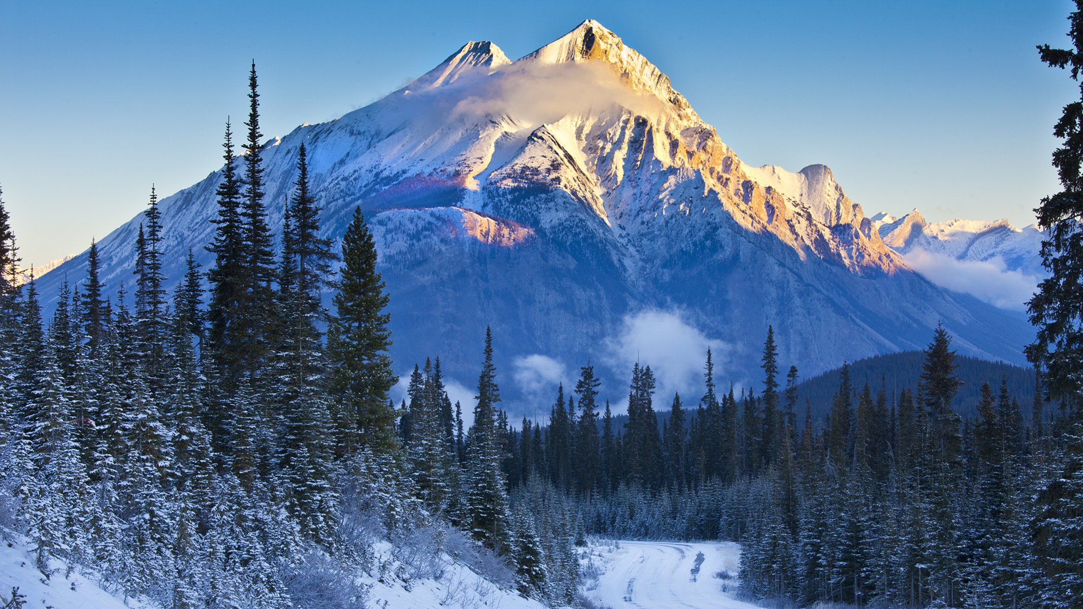 alberta parque nacional banff canadá cielo montañas árboles nieve abeto pendiente puesta de sol carretera