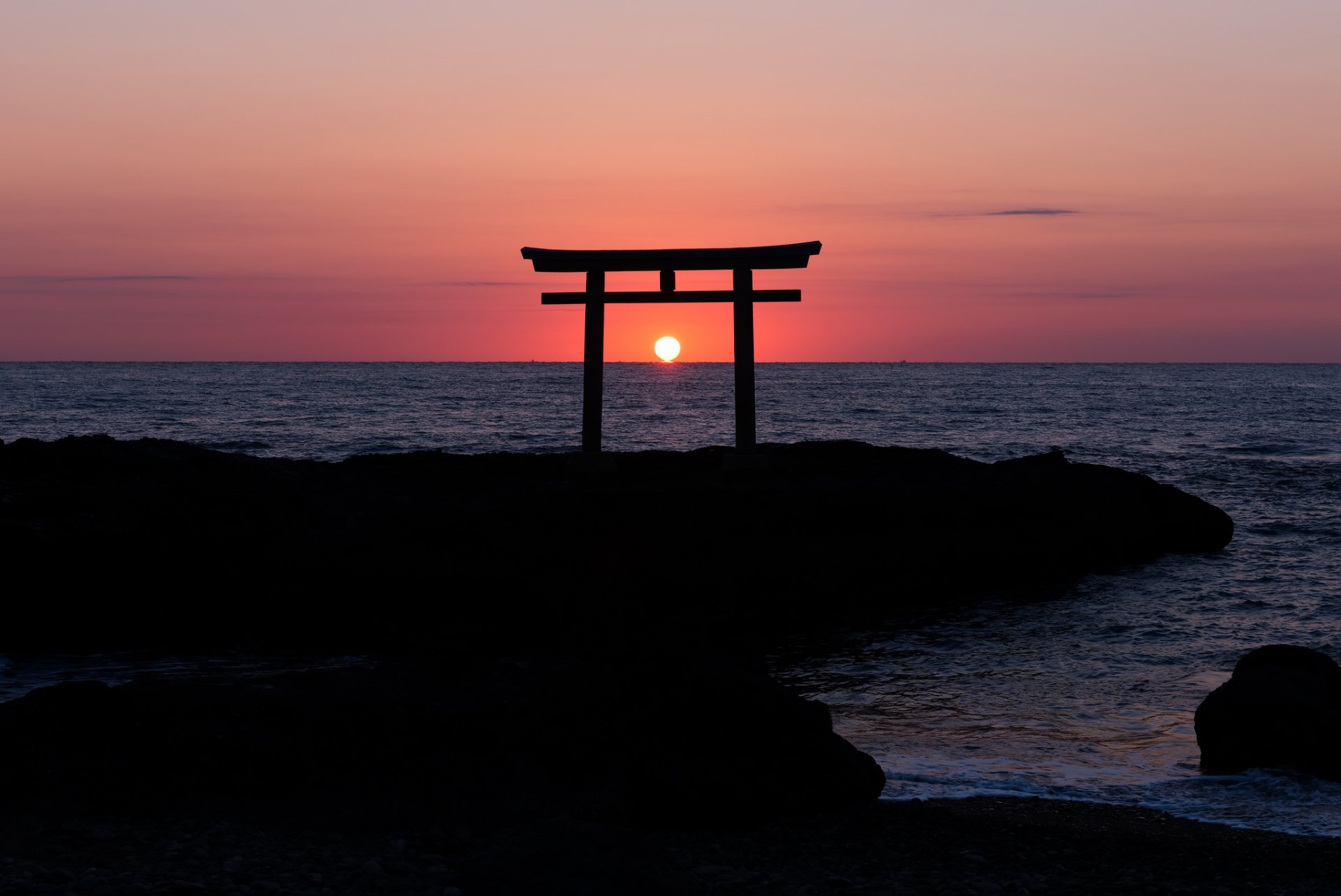 japonia torii łuk wybrzeże klify ocean wieczór zachód słońca słońce horyzont pomarańczowy niebo