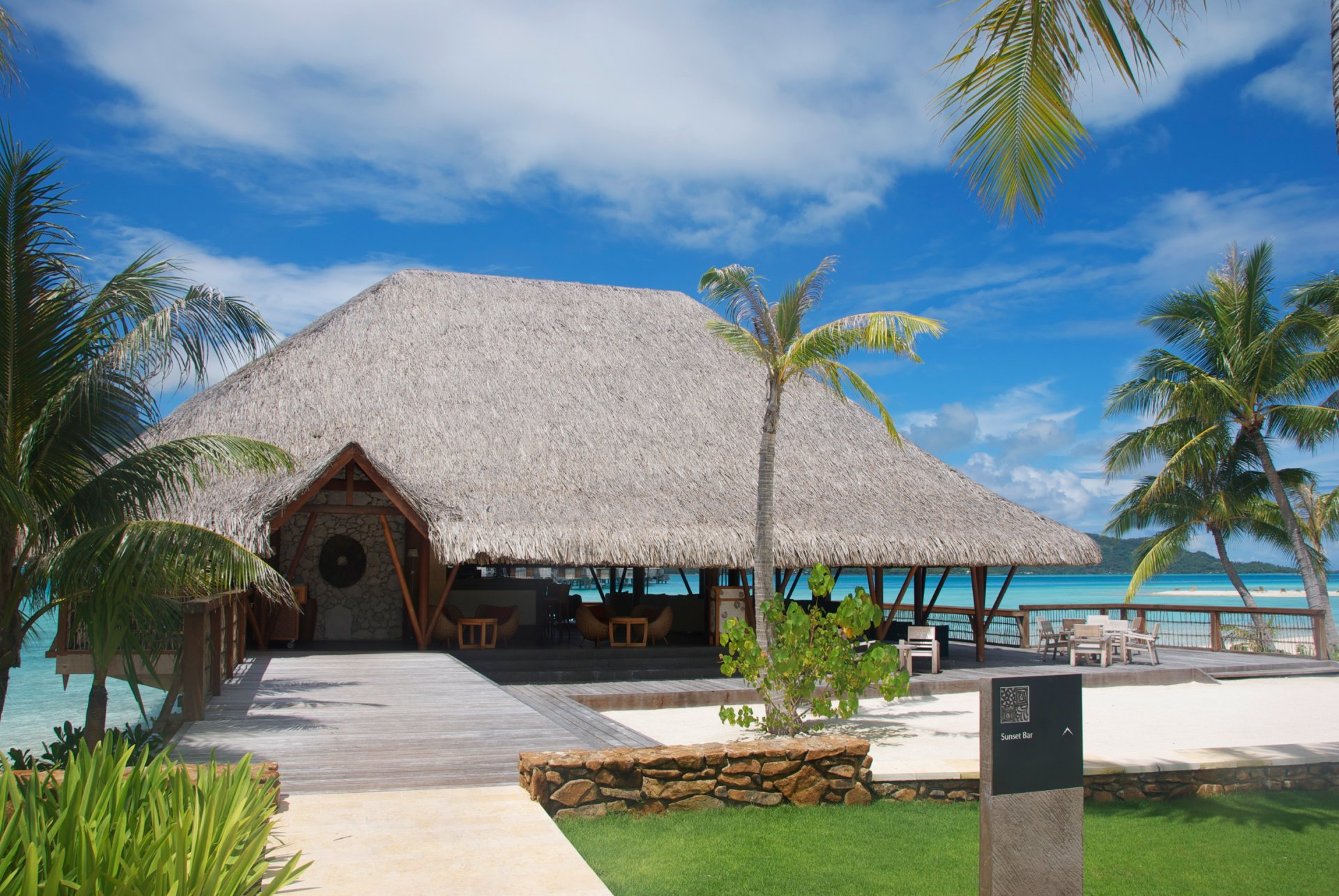 cielo mar océano palmeras bungalows montañas