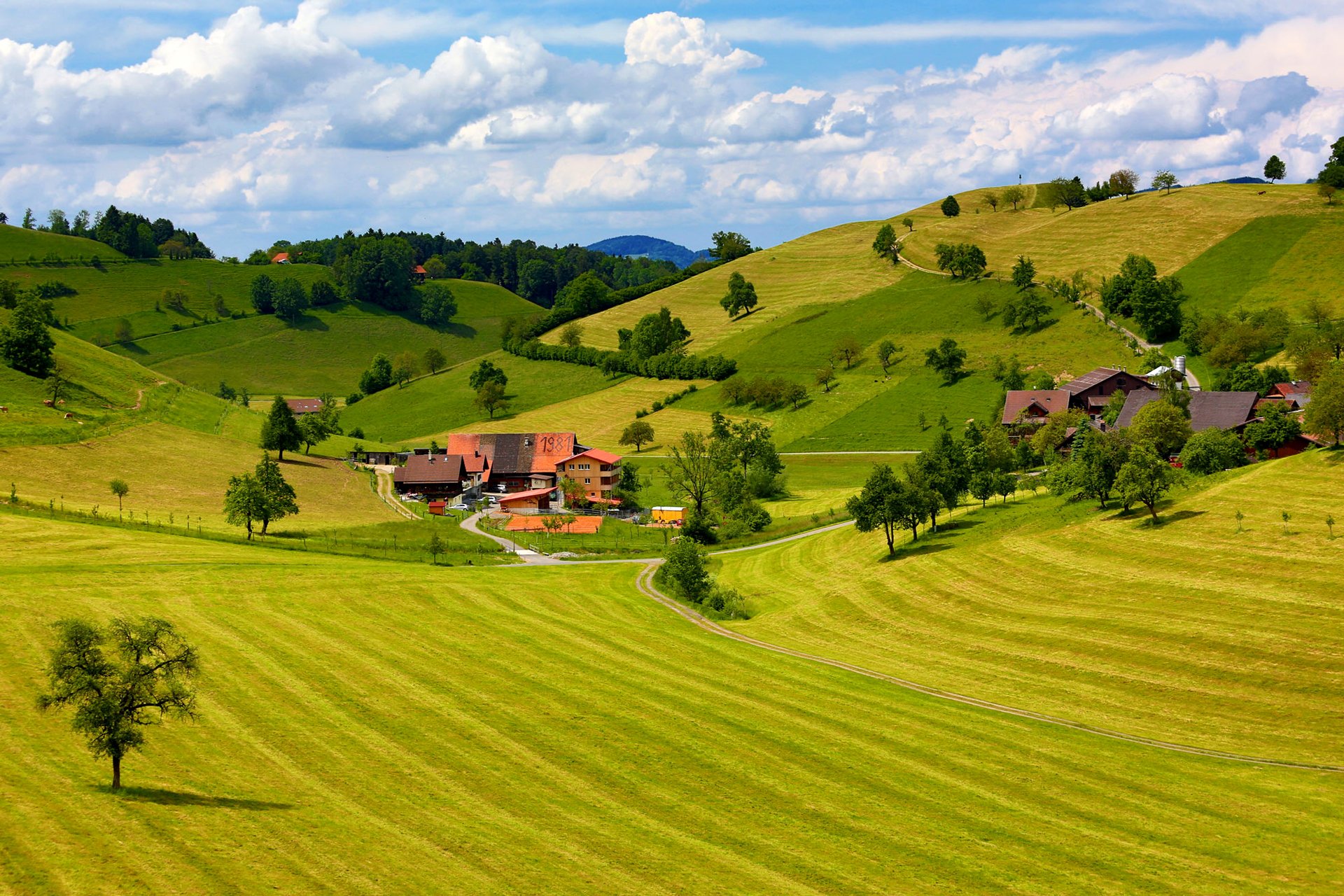 ciel nuages montagnes collines herbe arbres maisons