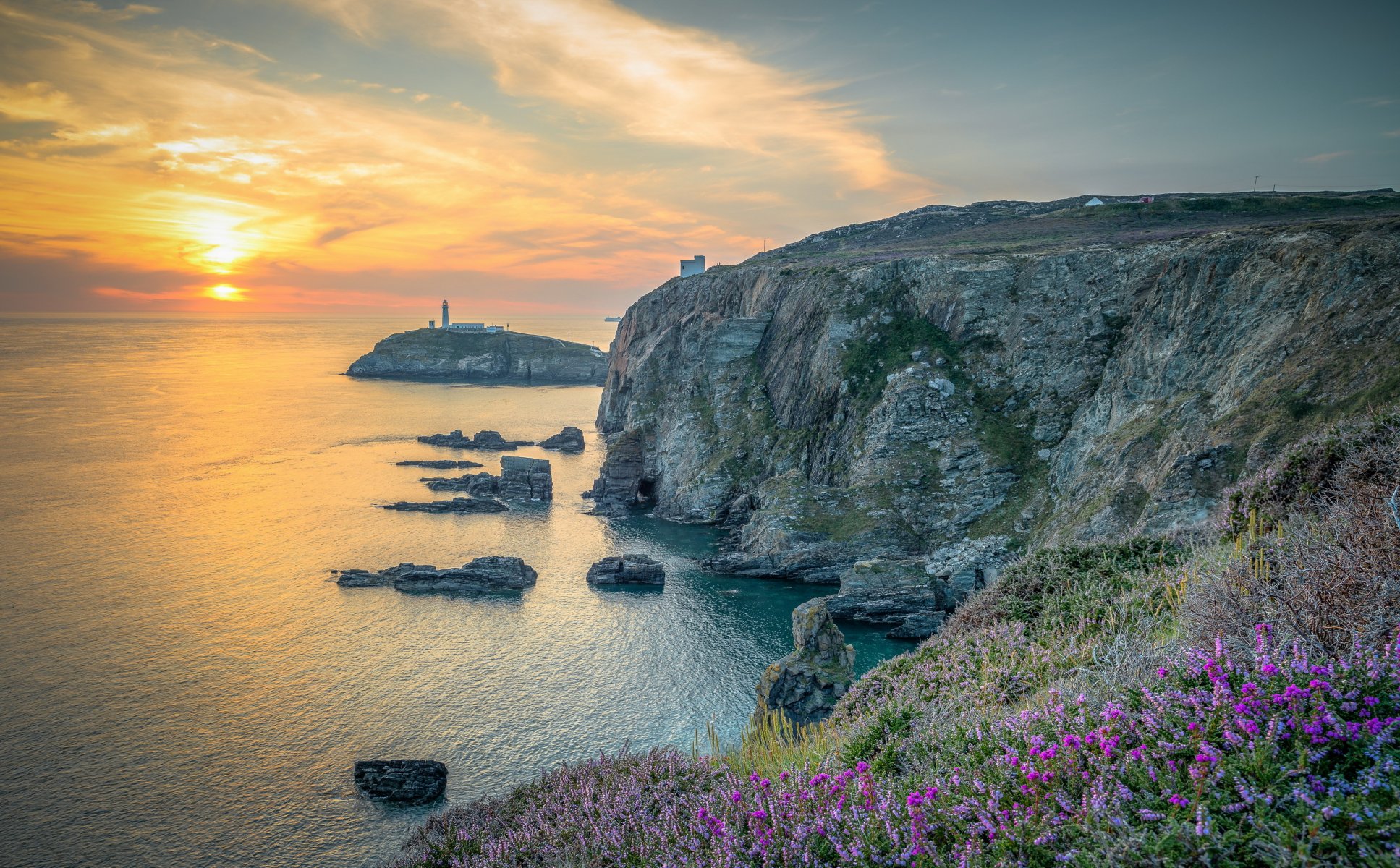 inglaterra norte de gales rocas. puesta de sol faro