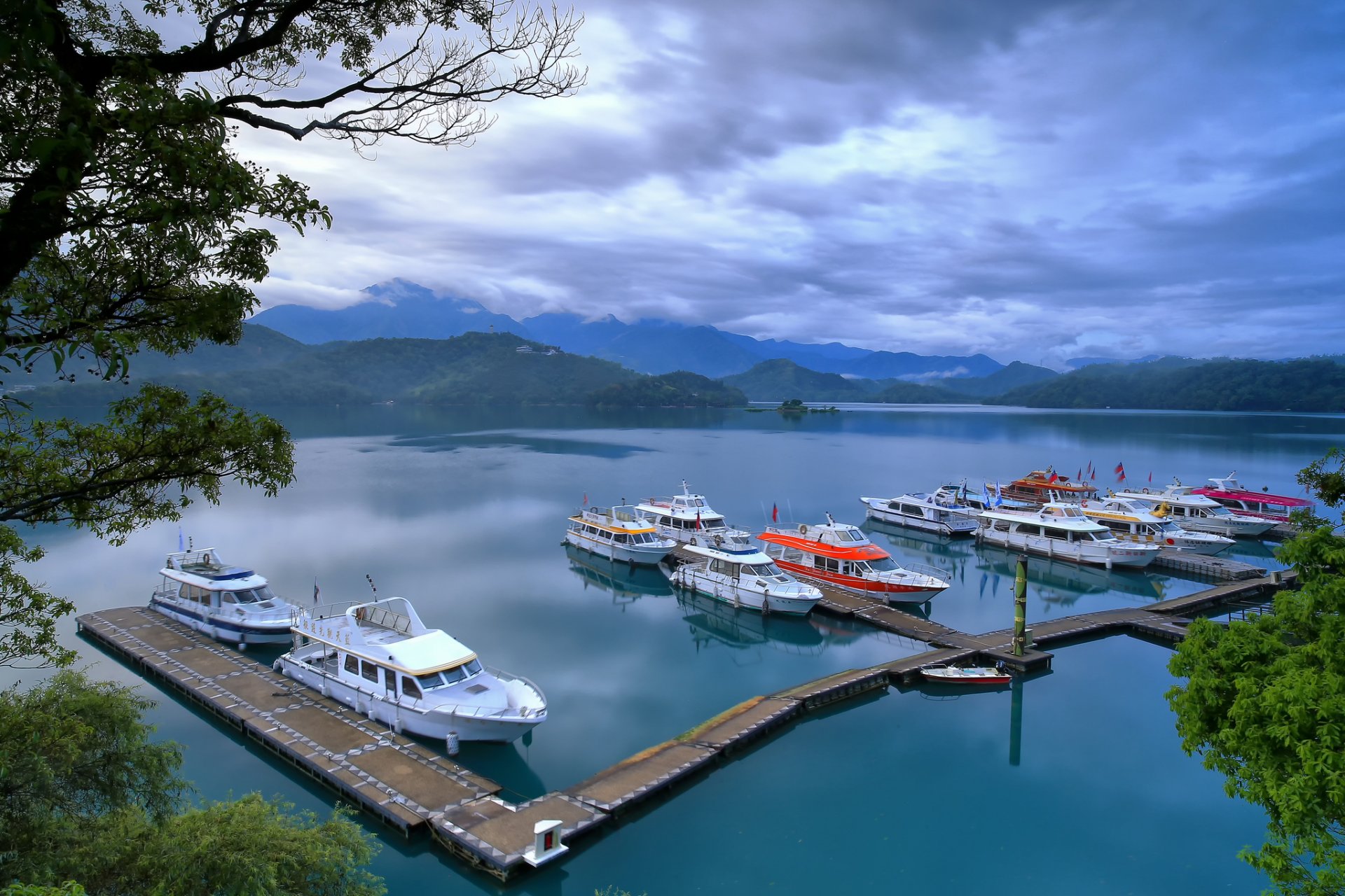 cielo nubes montañas lago muelle barcos barco árboles