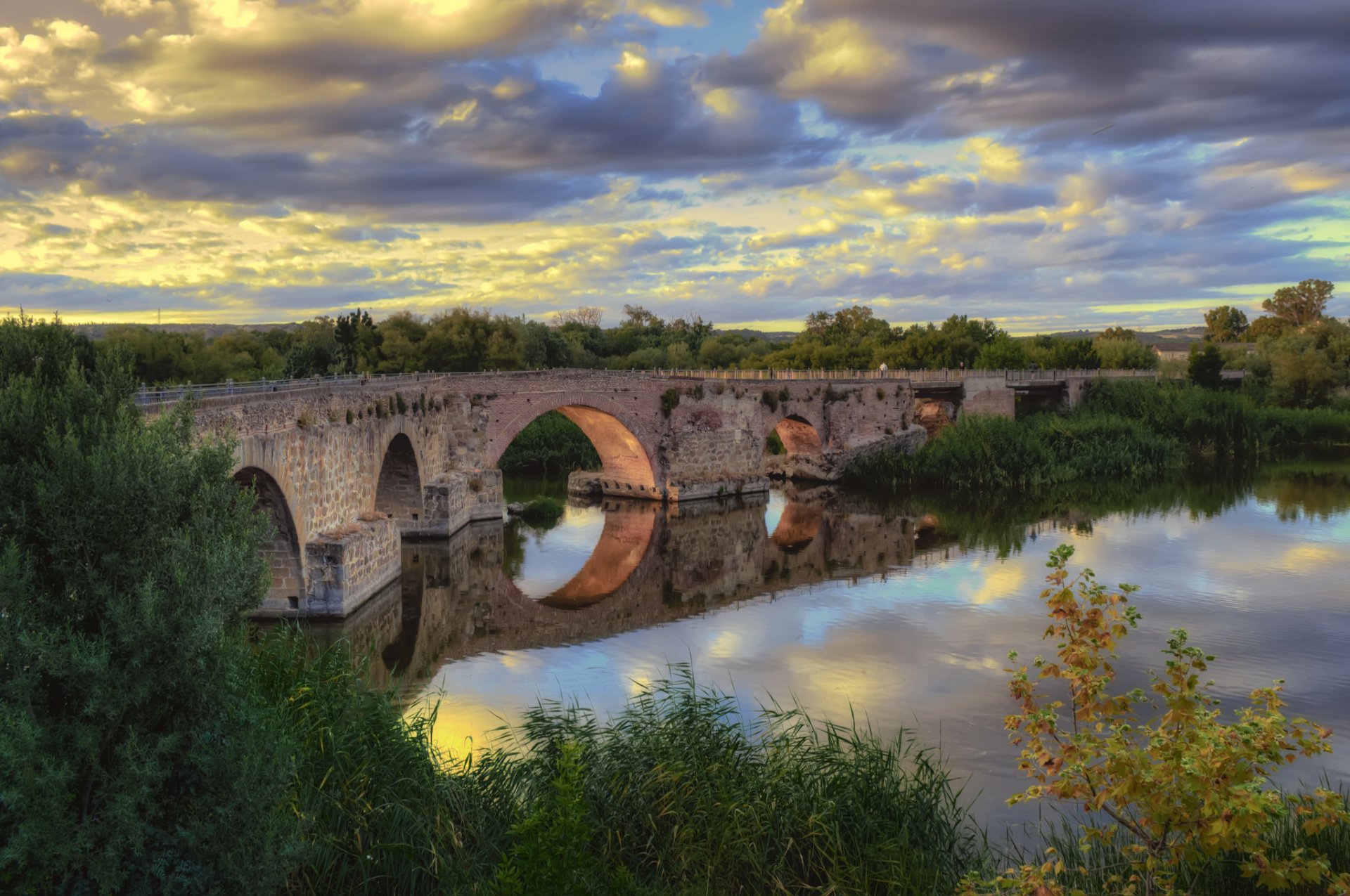 puente romano stadt merida römische brücke gewölbt landschaft