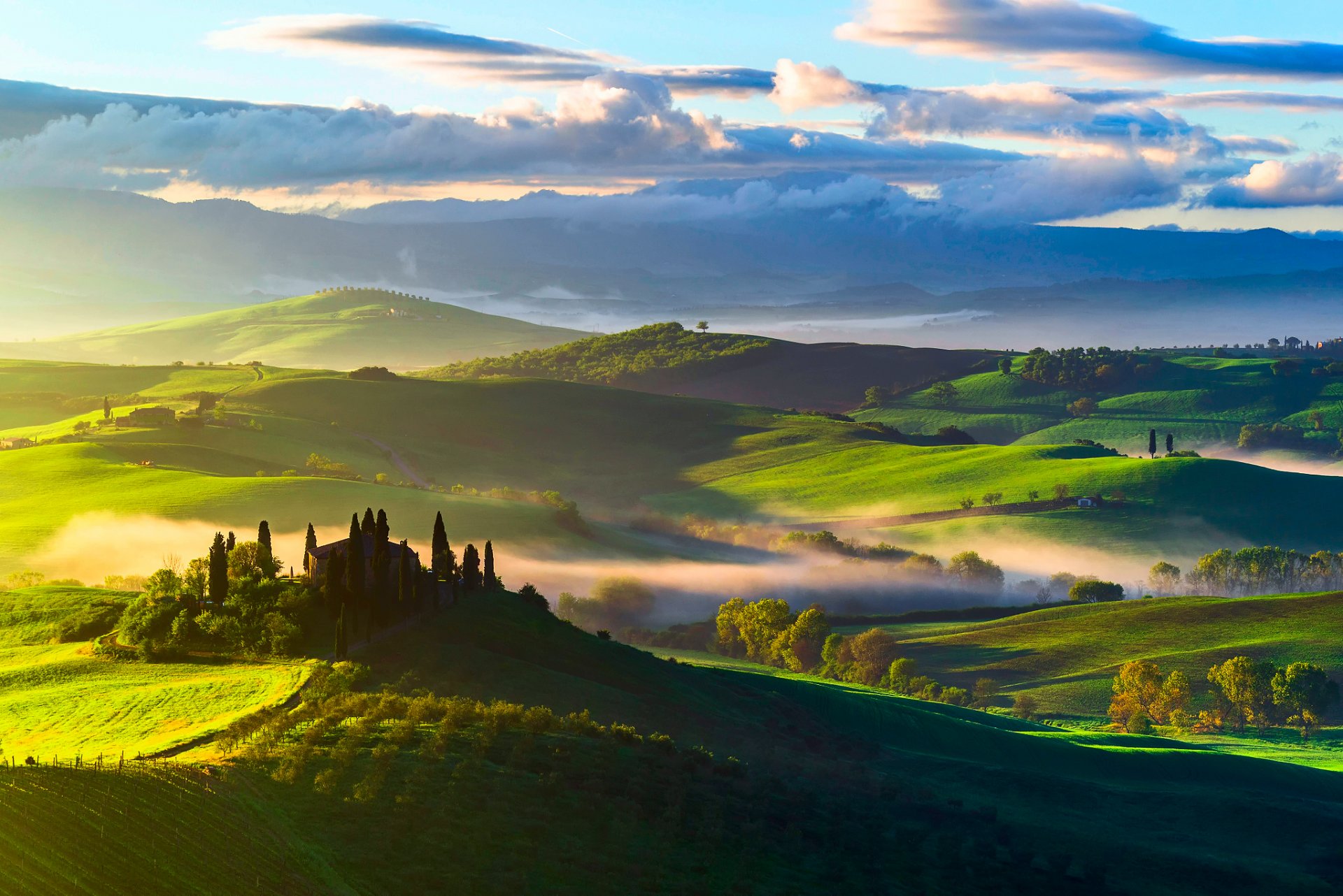 italia toscana mattina cielo nuvole colline campi nebbia maniero alberi