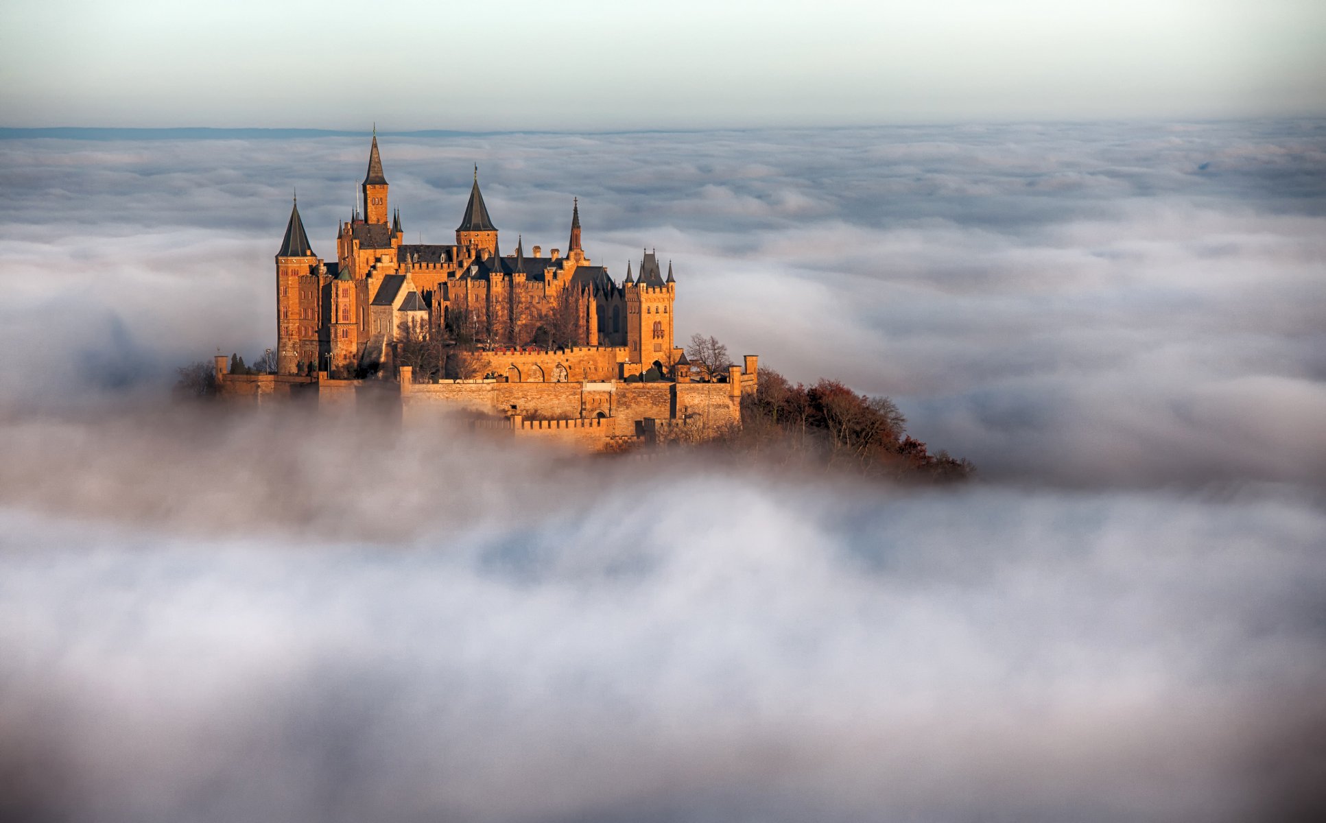 germania castello hohenzollern nebbia città foto