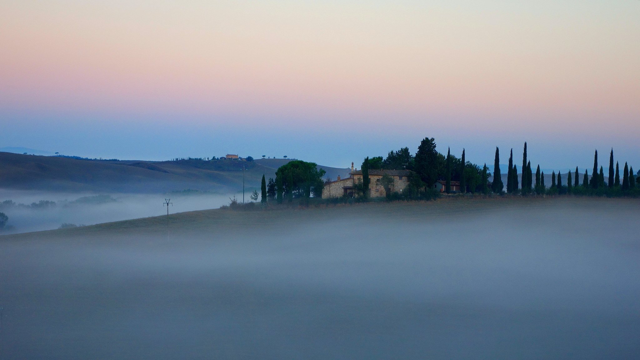 italien toskana himmel morgen nebel haus bäume hügel