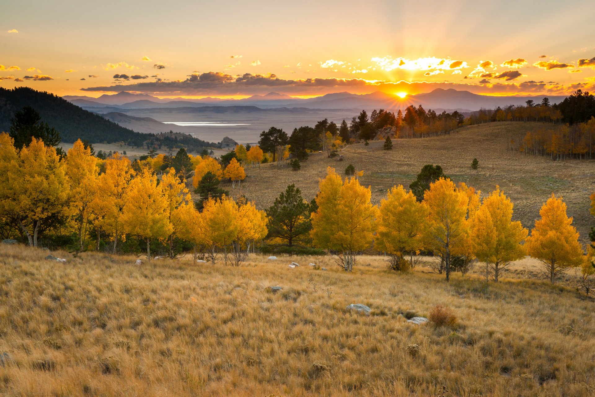 sonnenuntergang berge bäume see sonne wolken horizont orangefarbener himmel