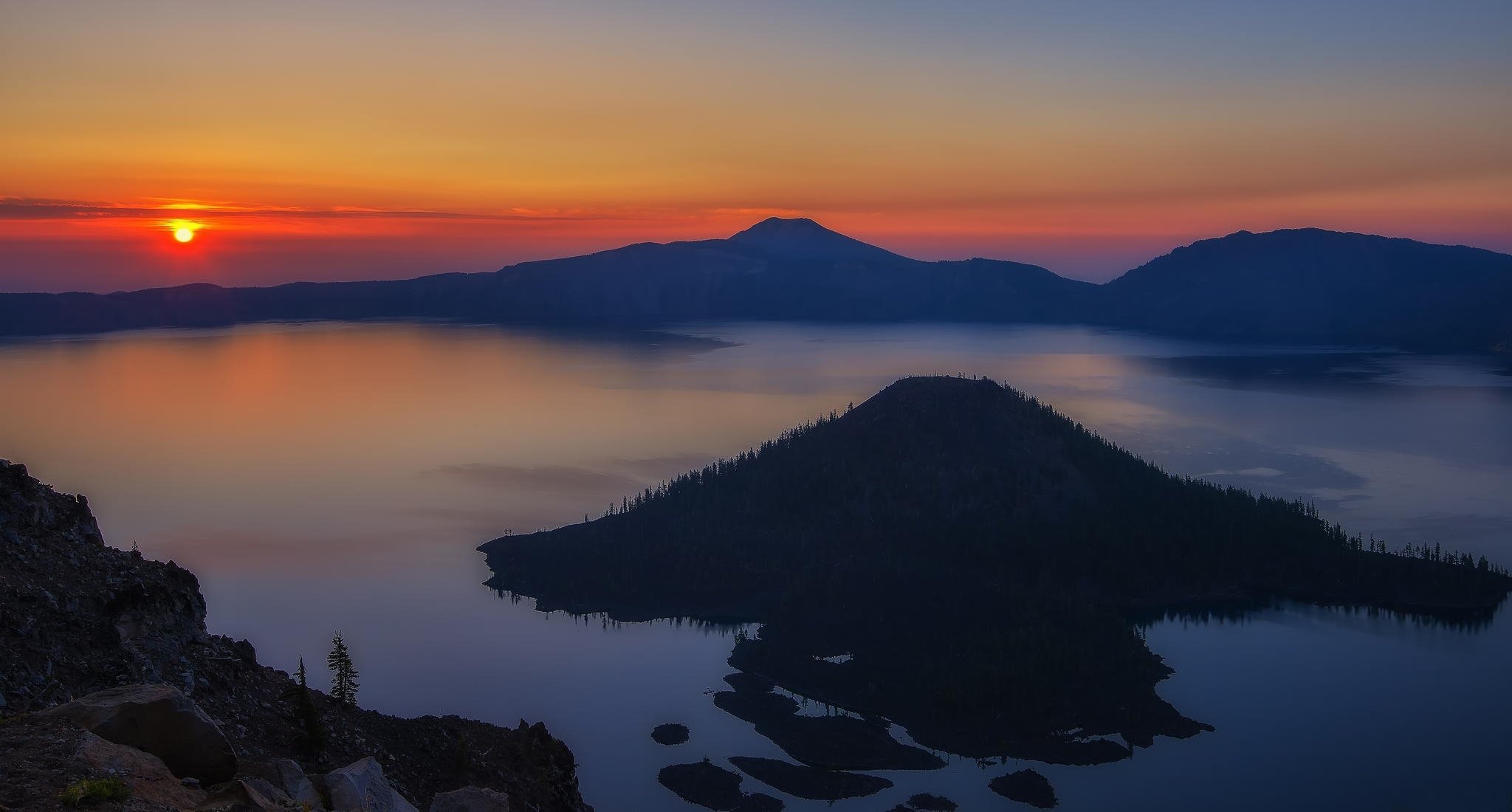 montañas cráter lago amanecer lago del cráter oregon estados unidos