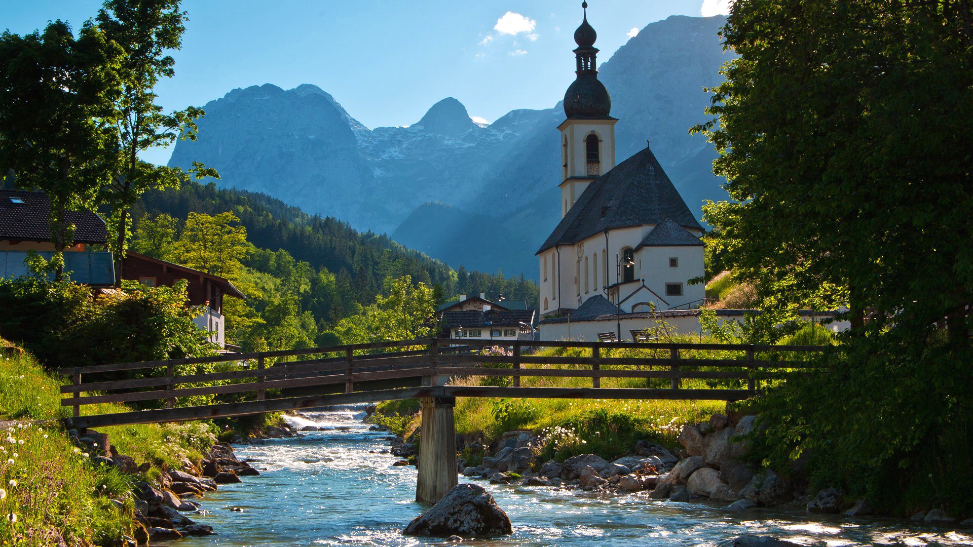 ciel montagnes rivière pont arbres église