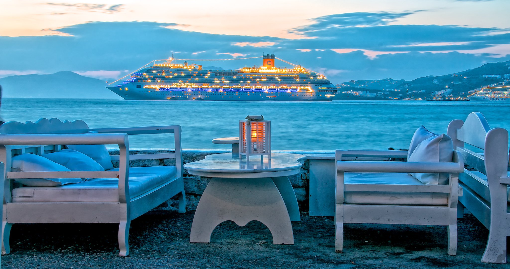 griechenland insel mykonos himmel meer wolken berge abend lichter liner schiff sessel tisch urlaub