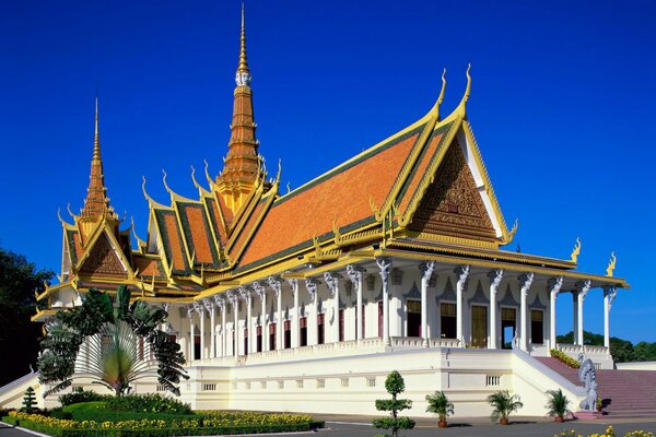 Chinesische Architektur des Palastes mit Türmen