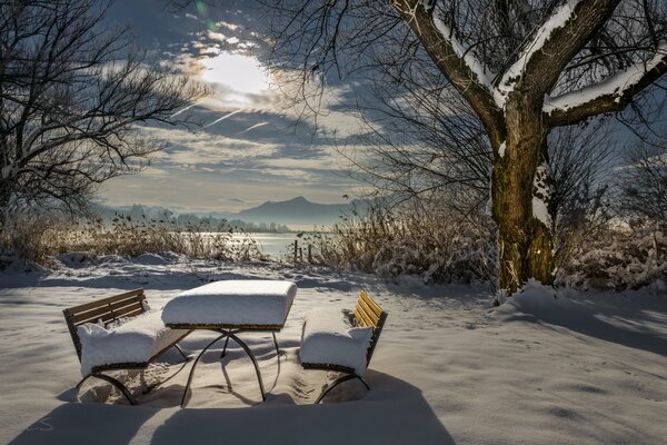 Table et bancs sur fond de neige blanche