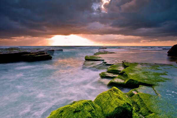 Tramonto alla fuoriuscita di acqua