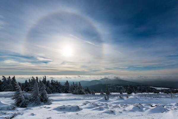 Bellissimo bagliore del sole nel gelido cielo invernale