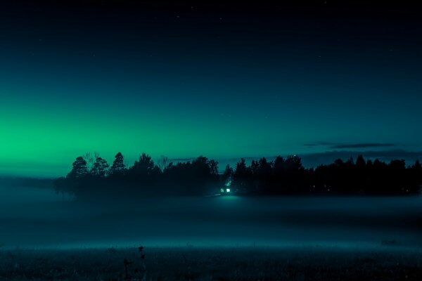 Il campo è avvolto dalla nebbia notturna, alla periferia della quale è visibile la luce tremolante della lampada