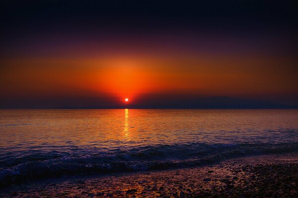 Strand mit Blick auf den roten Sonnenuntergang