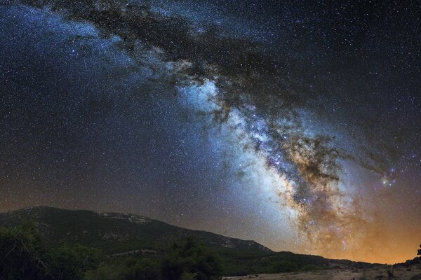 La fascinante belleza nocturna de la zona montañosa