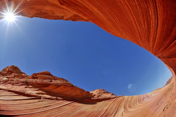 Attraverso l arenaria puoi vedere il cielo blu e il sole