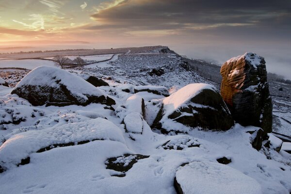 Sonnenuntergang in der Gegend des schneebedeckten Steinplateaus