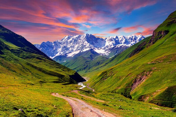 Naturaleza de las tierras altas, carreteras y prados