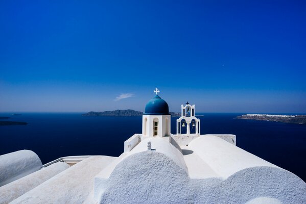 Kirche vor dem Hintergrund des blauen Meeres in Santorini