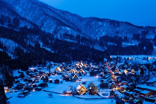 Les lumières des maisons dans la soirée d hiver sur l île de Honshu