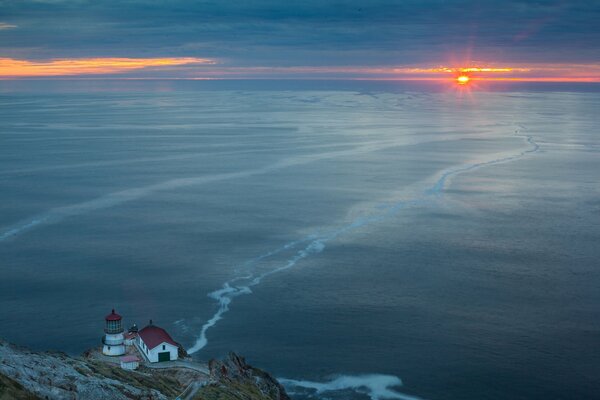 Coucher de soleil sur fond de phare