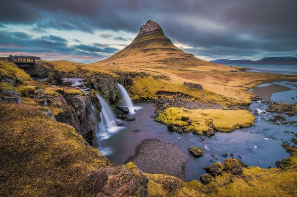 Cascade en Islande. Rivière de montagne en Islande