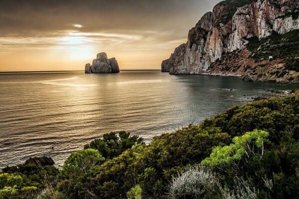 Felsen im Meer vor dem Hintergrund des Sonnenuntergangs