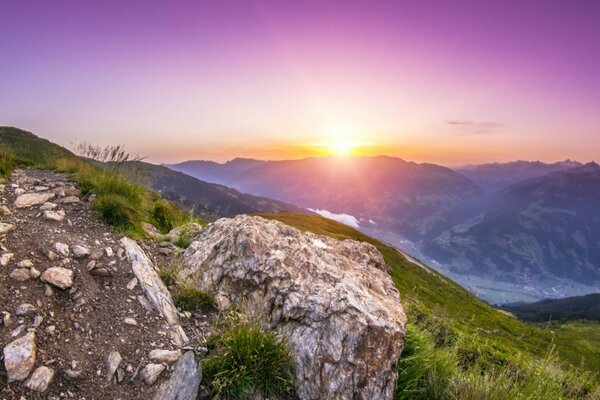 Alpine Morgendämmerung. Schöne Berglandschaft