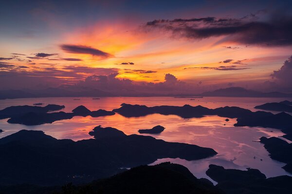 Ciel au-dessus de la mer à Hong Kong à l aube