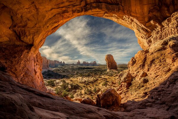 Cueva en forma de arco con vistas al cañón