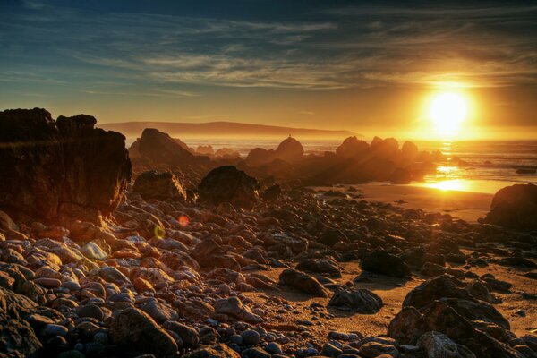 Amanecer soleado en la orilla del mar