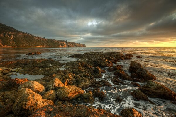 La costa rocosa se ve hermosa al atardecer