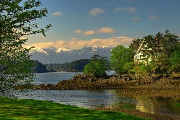 Casa del lago en Alaska en los Estados Unidos de América